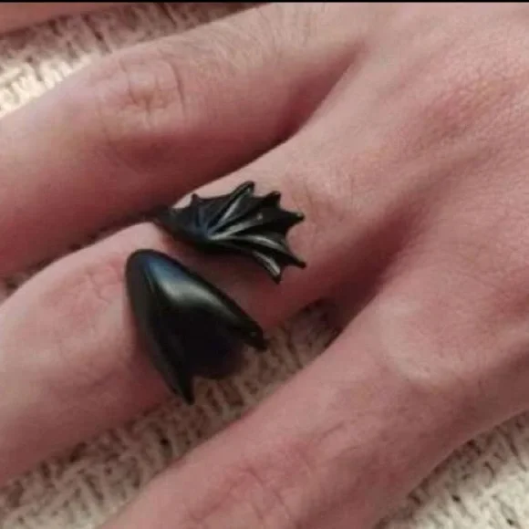 Black Adjustable Hugging Dragon Ring - Picture 4 of 6